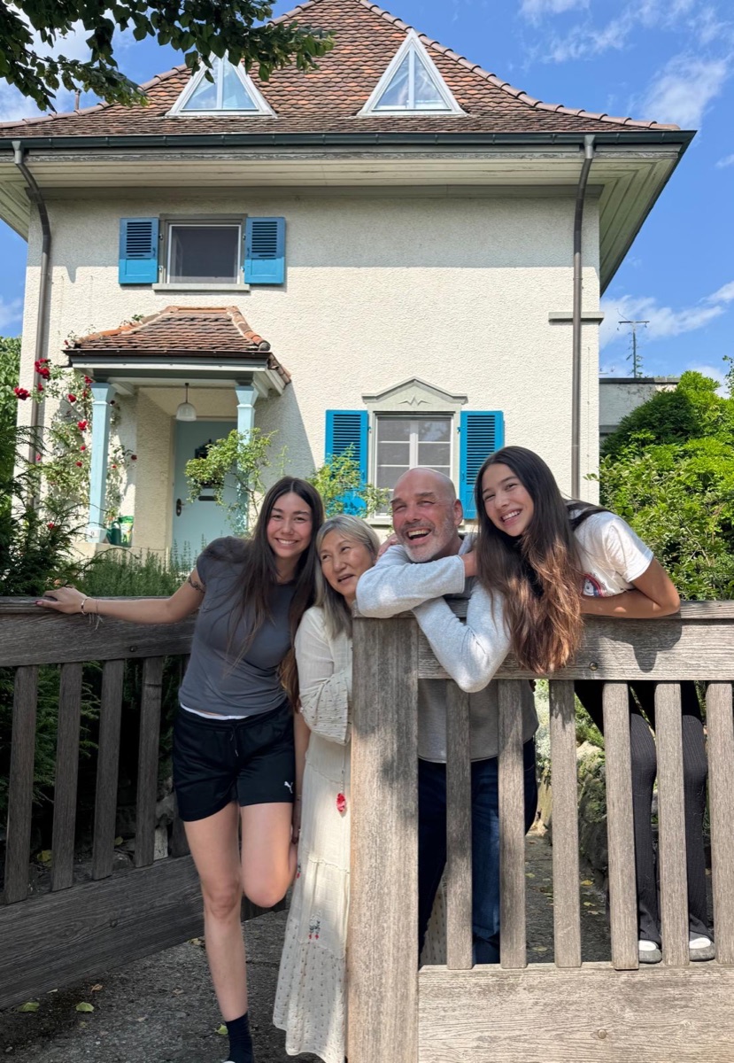 Elena verbringt Zeit mit Freunden und Familie