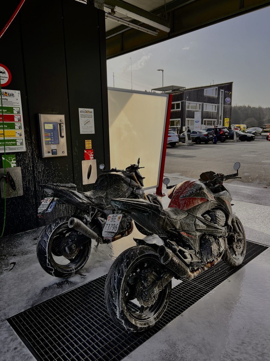 Elena auf ihrem Motorrad unterwegs